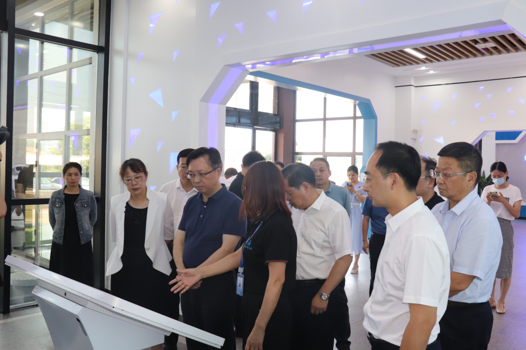 省總工會黨組書記、常務(wù)副主席鄒紹輝蒞臨江西艾特傳質(zhì)科技有限公司開展調(diào)研